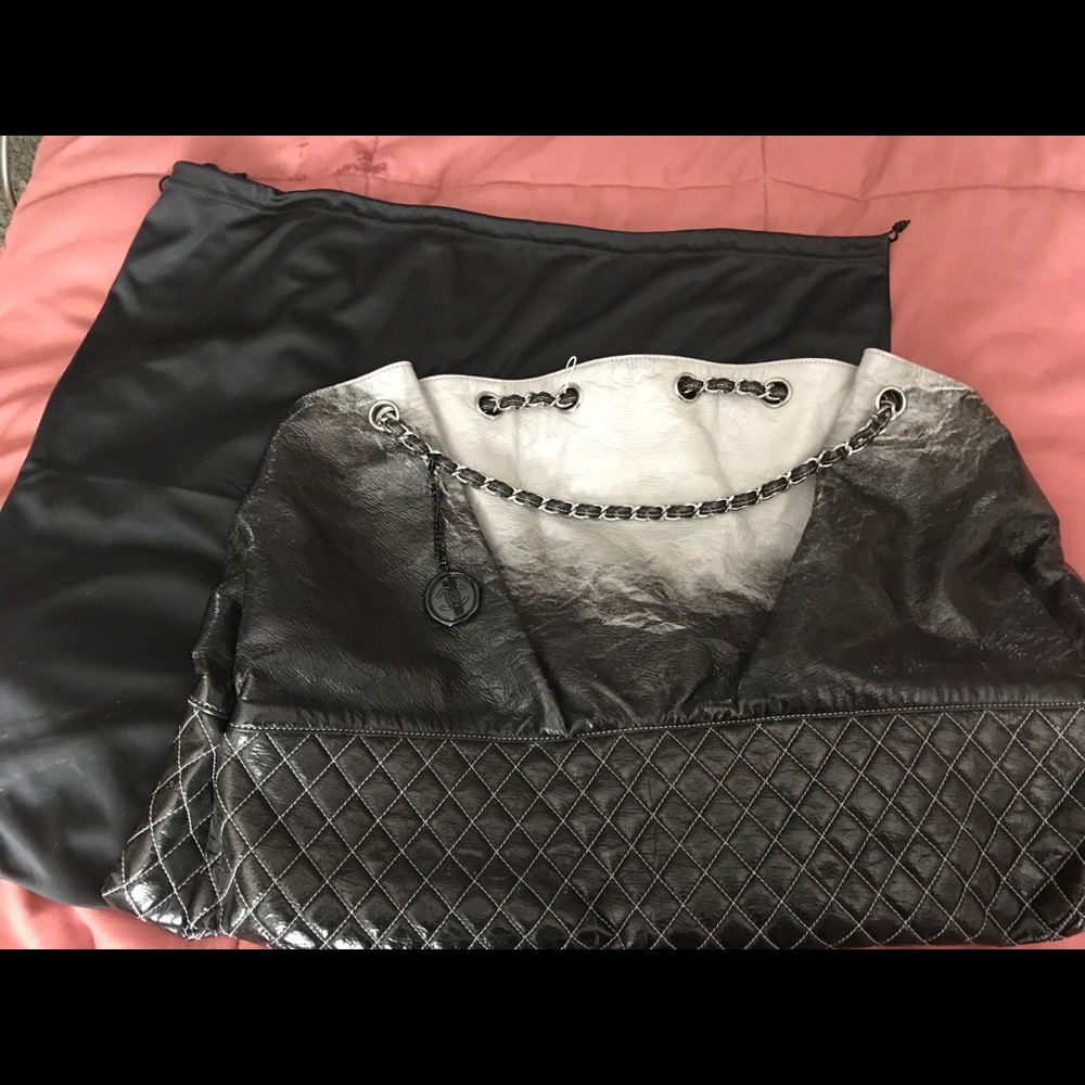 CHANEL Ombré Coco Cabas XL patent leather bag